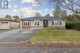 4 Oak Ct in Aurora, ON - Building Photo