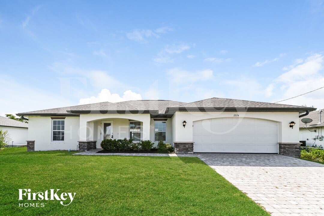 2224 NW 7th Terrace in Cape Coral, FL - Foto de edificio