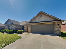 1020 Tarah Knolls Cir in Centerton, AR - Building Photo