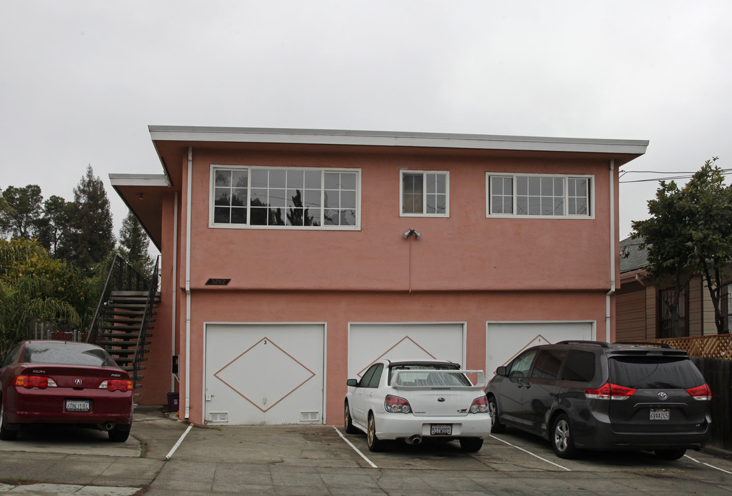 3242 Davis St in Oakland, CA - Building Photo