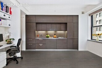 18-20 Pine St, Unit 2704 in New York, NY - Foto de edificio - Building Photo