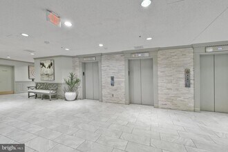 3310 N Leisure World Blvd in Silver Spring, MD - Foto de edificio - Building Photo