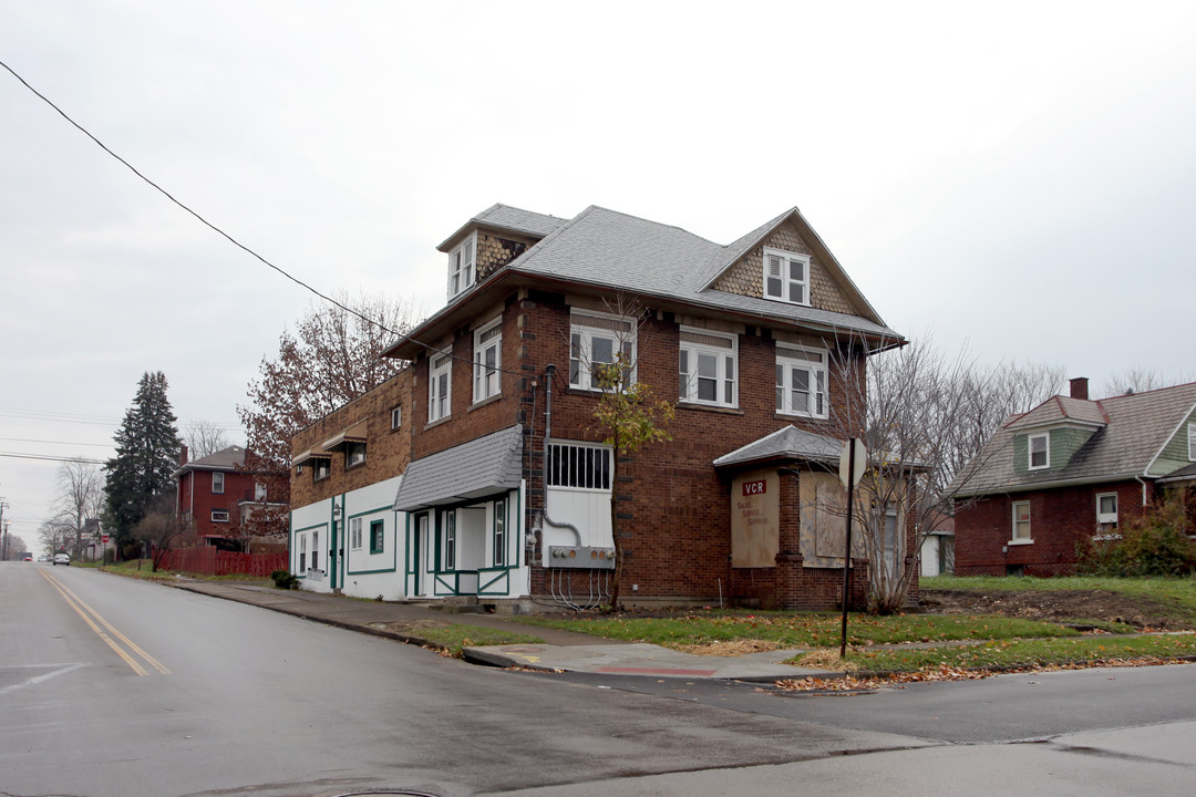 631 S Oakland Ave in Sharon, PA - Foto de edificio