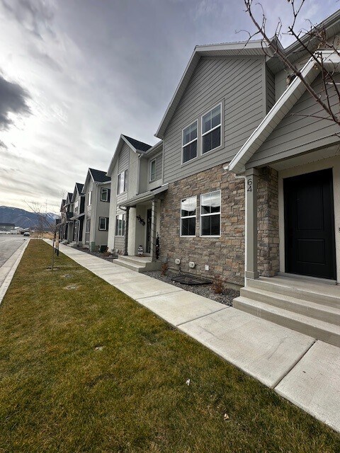 64 S Moonlit Rd in Mapleton, UT - Building Photo