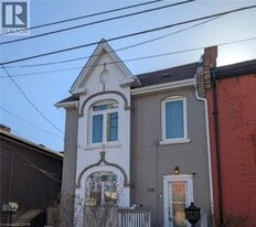 216 John St N in Hamilton, ON - Building Photo
