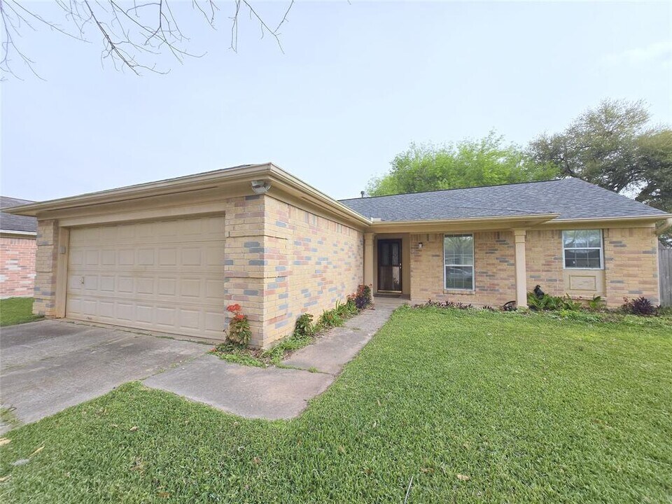 3925 Frontier Dr in Sugar Land, TX - Building Photo
