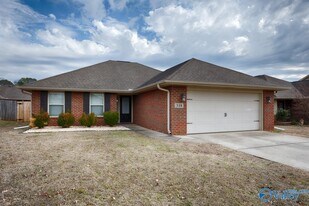 318 Dovington Dr in Huntsville, AL - Building Photo