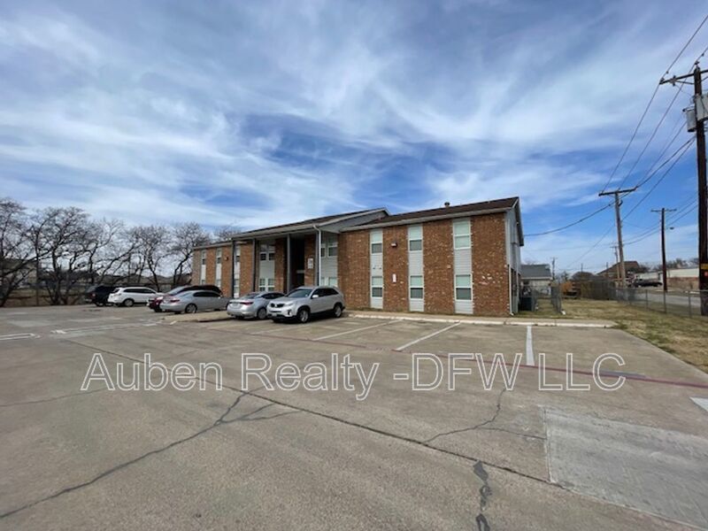 319 SE 3rd St in Grand Prairie, TX - Building Photo