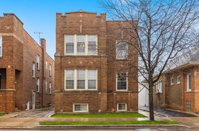 4921 W Addison St, Unit #2 in Chicago, IL - Building Photo - Building Photo