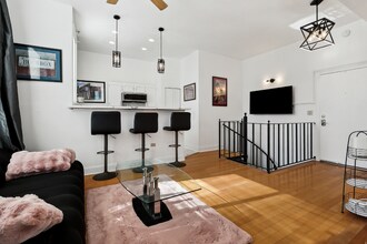 330 Julia St in New Orleans, LA - Foto de edificio - Building Photo