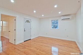 40 Elizabeth St, Unit 2 in Waterbury, CT - Building Photo - Building Photo