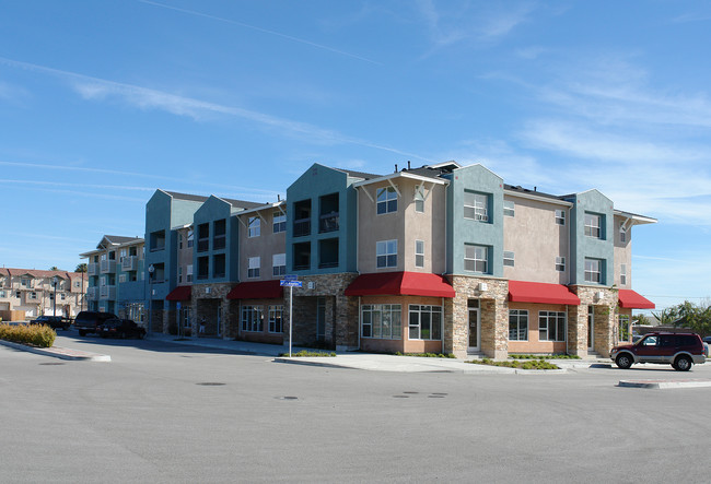 Chapel Lane Senior Apartments in Ventura, CA - Foto de edificio - Building Photo