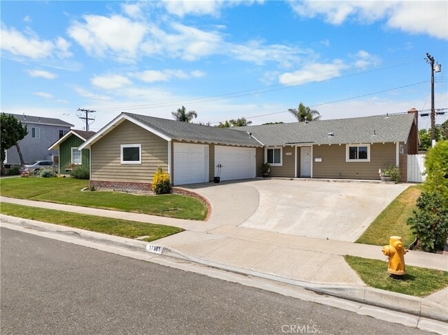 17551 Misty Ln in Huntington Beach, CA - Building Photo - Building Photo