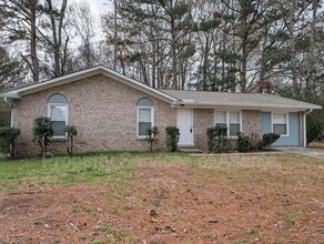 525 Cedar Wood Ct SW in College Park, GA - Building Photo - Building Photo