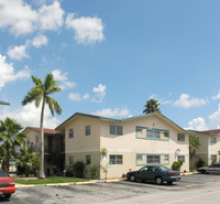 Pembroke Manor Apartments in Pembroke Pines, FL - Foto de edificio - Building Photo