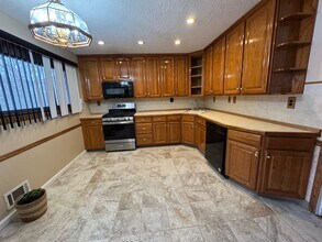 713 E Brookside Ln in Hillsborough, NJ - Foto de edificio - Building Photo