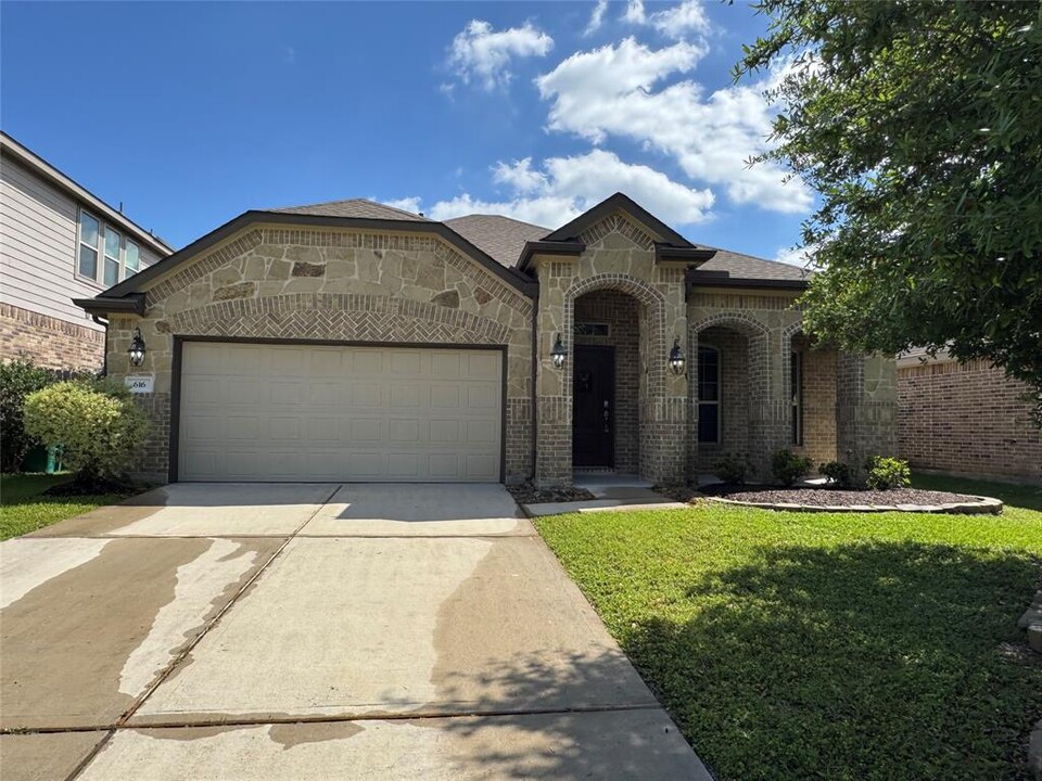 616 Maple Point Dr E in Conroe, TX - Foto de edificio