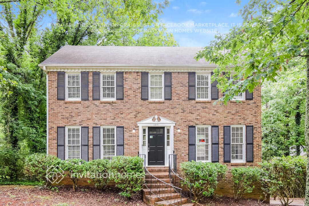 195 Farm Hill Cir in Roswell, GA - Foto de edificio
