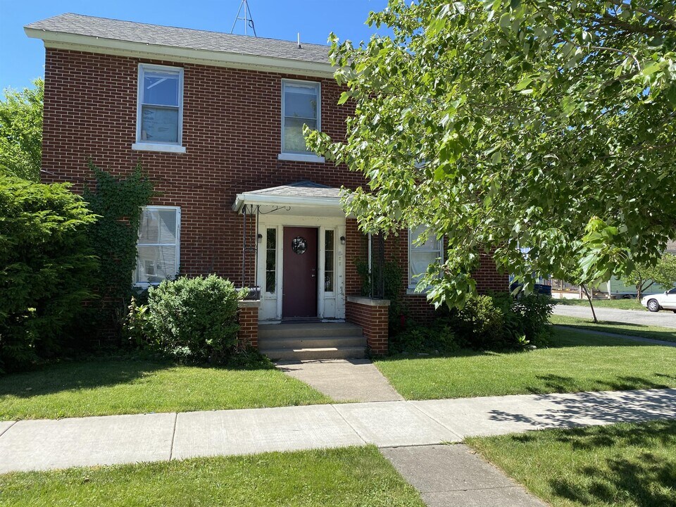 1201 Maple Ave, Unit 1 in La Porte, IN - Building Photo