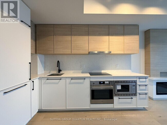 1050 Eastern Ave in Toronto, ON - Building Photo - Building Photo