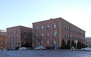 Landmark Court Apartments in Tacoma, WA - Building Photo - Building Photo