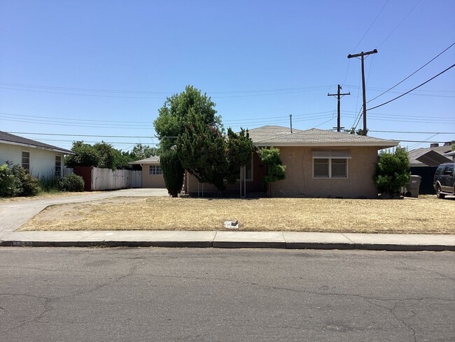 1945 Norris Dr W in Fresno, CA - Building Photo - Building Photo