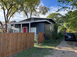 611 Nelray Blvd in Austin, TX - Foto de edificio - Building Photo