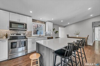 10 Grove Pl in Bethel, CT - Building Photo - Building Photo