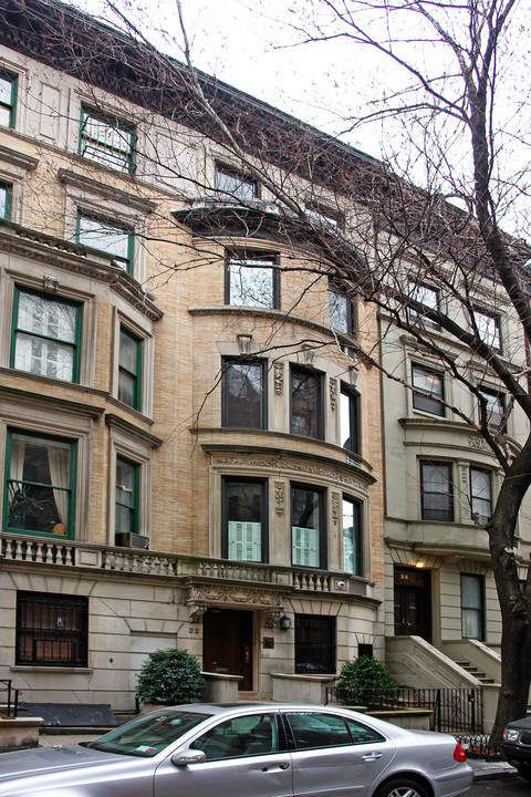 22 W 68th St in New York, NY - Building Photo