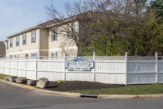 River Pointe Apartments in Columbus, OH - Foto de edificio - Building Photo