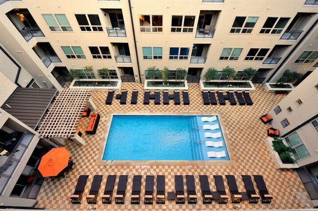 424 1/2 W Riverside Dr-Unit -123579-1365 in Austin, TX - Building Photo - Building Photo