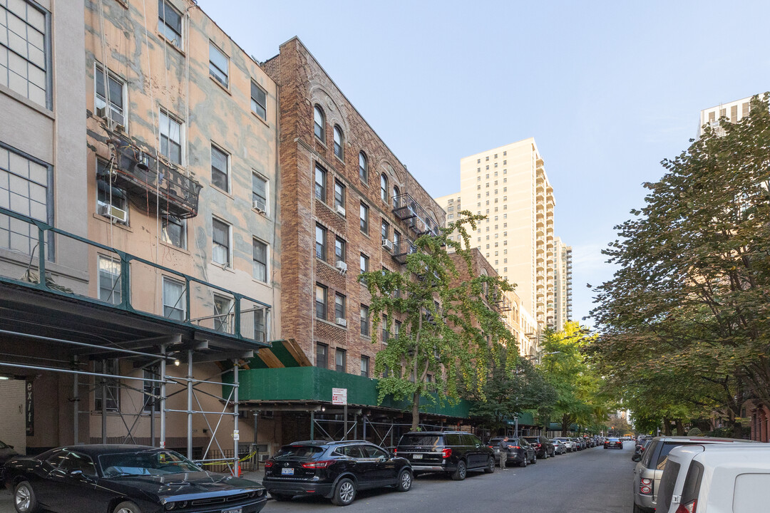 Emily Court Apartments in New York, NY - Foto de edificio