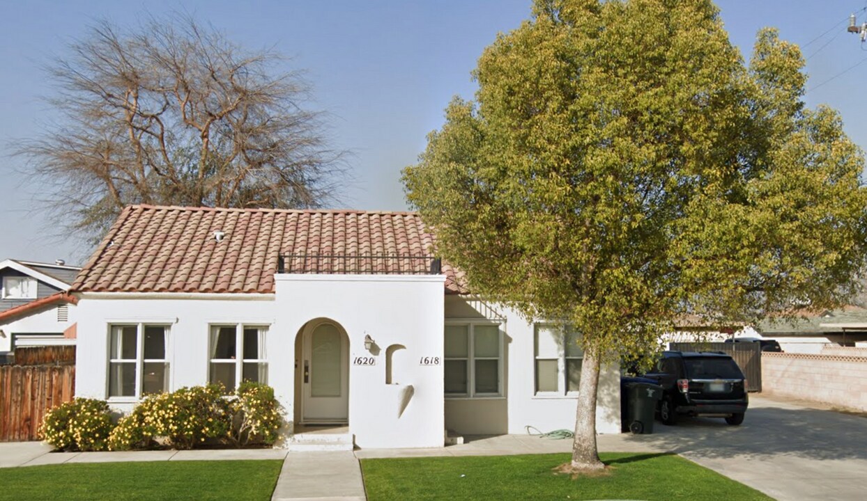 1620 Terrace Wy in Bakersfield, CA - Building Photo