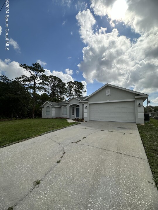 3127 Lowry Blvd SE in Palm Bay, FL - Foto de edificio