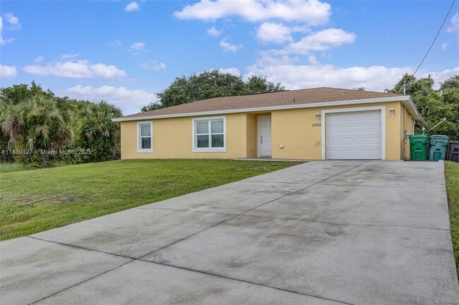 2069 Detroit Dr in La Belle, FL - Building Photo - Building Photo