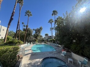 1725 N Vía Miraleste in Palm Springs, CA - Building Photo - Building Photo