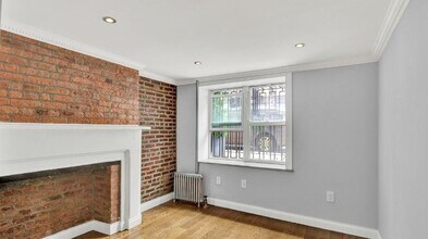 118 E 7th St, Unit 1W in New York, NY - Foto de edificio - Building Photo