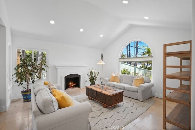 201 La Costa Ct in Costa Mesa, CA - Building Photo - Building Photo