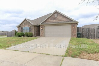4494 W Wales Dr in Fayetteville, AR - Building Photo - Building Photo