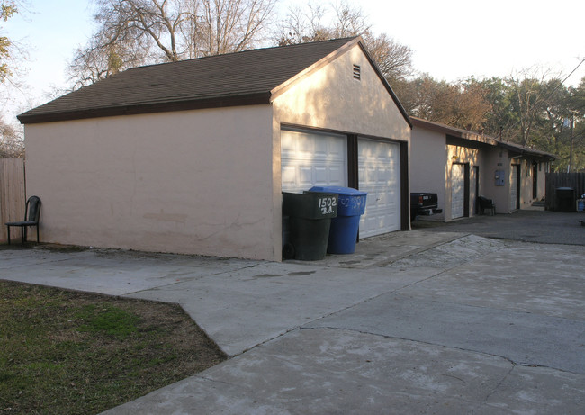 826-838 Carmelita Ave in Sacramento, CA - Foto de edificio - Building Photo