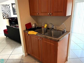 8149 Lagos De Campo Blvd in Tamarac, FL - Foto de edificio - Building Photo