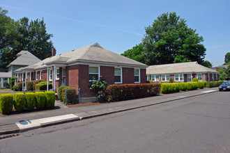 Floresta Court in Portland, OR - Foto de edificio - Building Photo