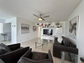 144 Farnham F in Deerfield Beach, FL - Foto de edificio - Building Photo