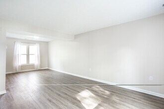 6130 Bethesda Way in Indianapolis, IN - Foto de edificio - Building Photo