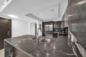 31 SE 5th St, Unit 407 in Miami, FL - Foto de edificio - Building Photo