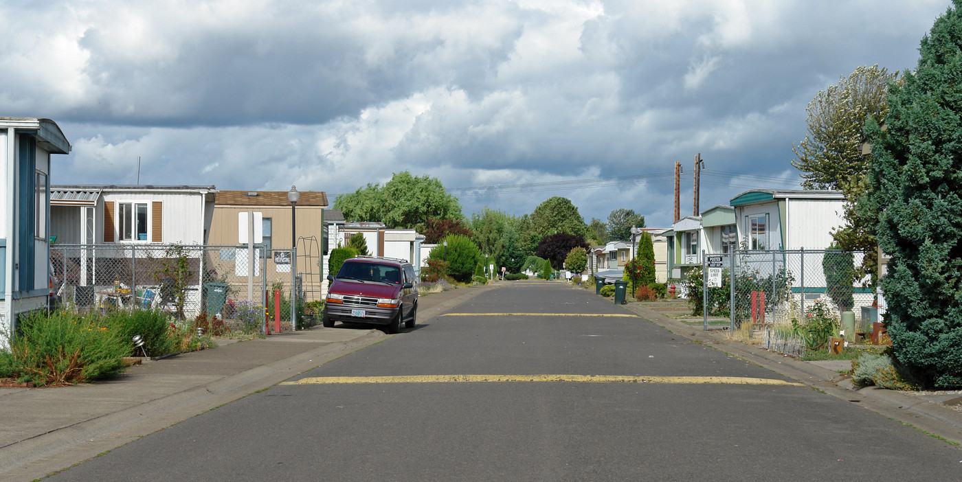 4175 Roosevelt Blvd in Eugene, OR - Building Photo