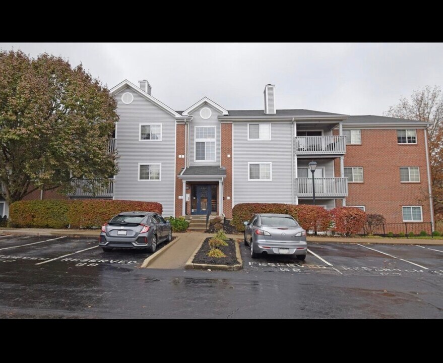 7392 Ridgepoint Dr, Unit 6 in Cincinnati, OH - Foto de edificio