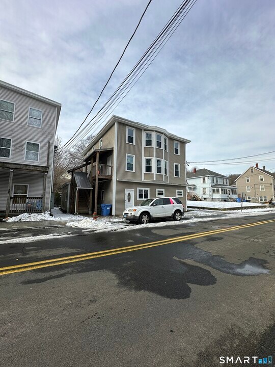 48 Hunters Ave in Norwich, CT - Building Photo