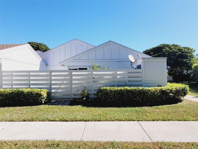 13771 SW 149th Cir Ln in Miami, FL - Foto de edificio - Building Photo