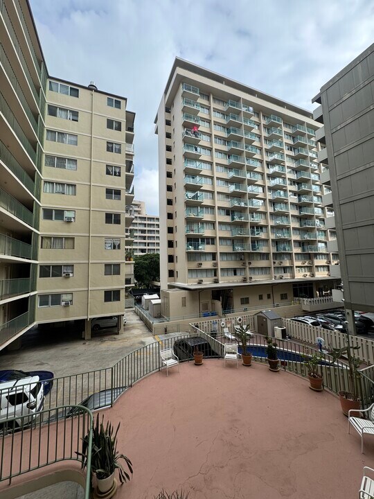 2355 Ala Wai Blvd, Unit 301 in Honolulu, HI - Building Photo